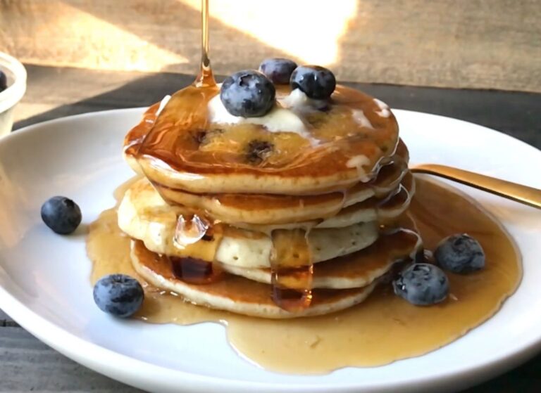 američke palačinke sa medom, jogurtom i borovnicama