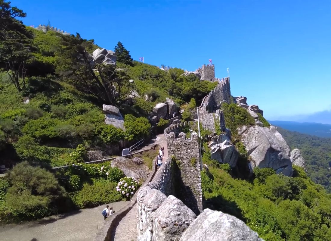 osobe šetaju po prirodi u lisabonu