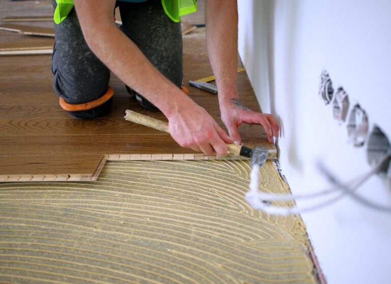 osoba postavlja laminat