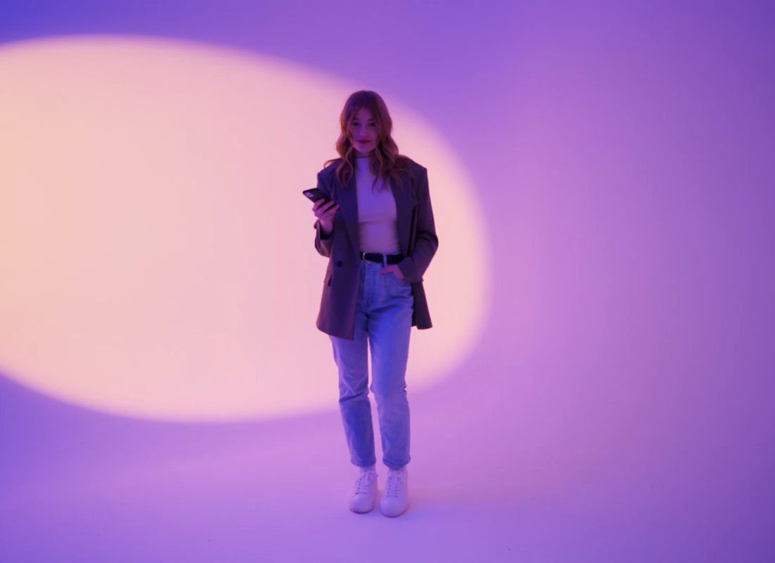 devojka na šutingu pozira u sakou i farmerkama