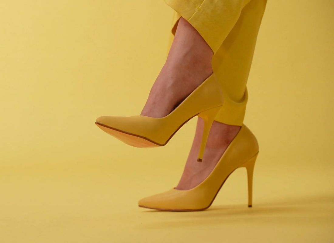 žute štikle, žute pantalone i žuta pozadina