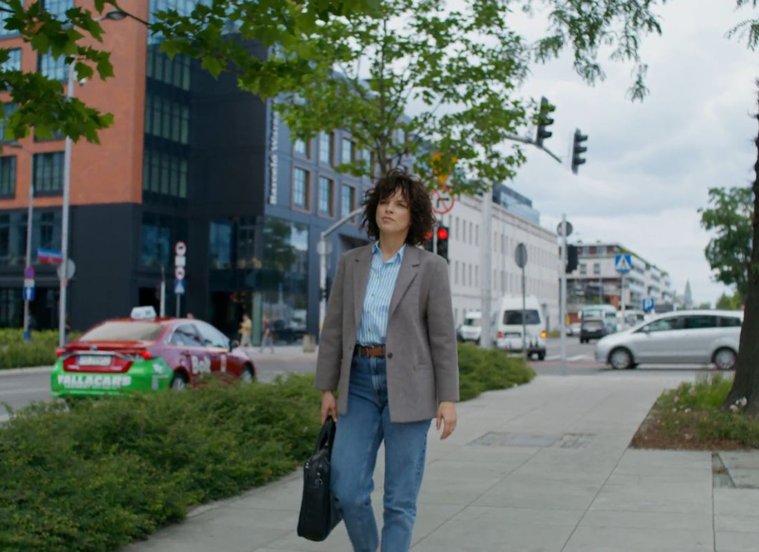 devojka u poslovnom izdanju, sako, farmerke i košulja