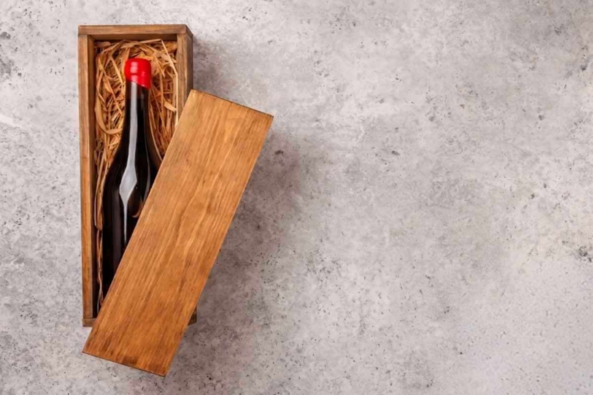 Flaša vina u elegantnoj drvenoj kutiji kao luksuzan korporativni poklon za poslovne saradnike