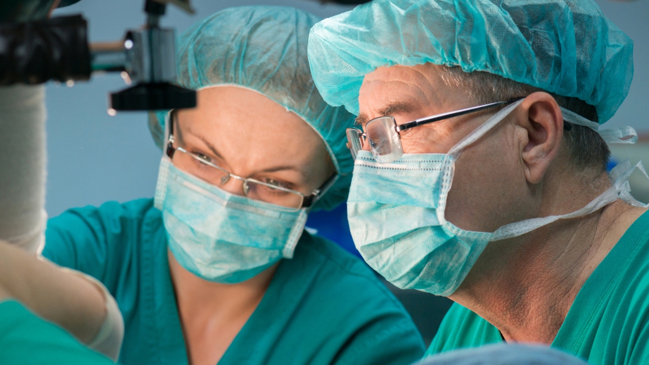 Lekari u operacionoj sali tokom medicinske procedure za lečenje ozbiljnih spoljašnjih hemoroida