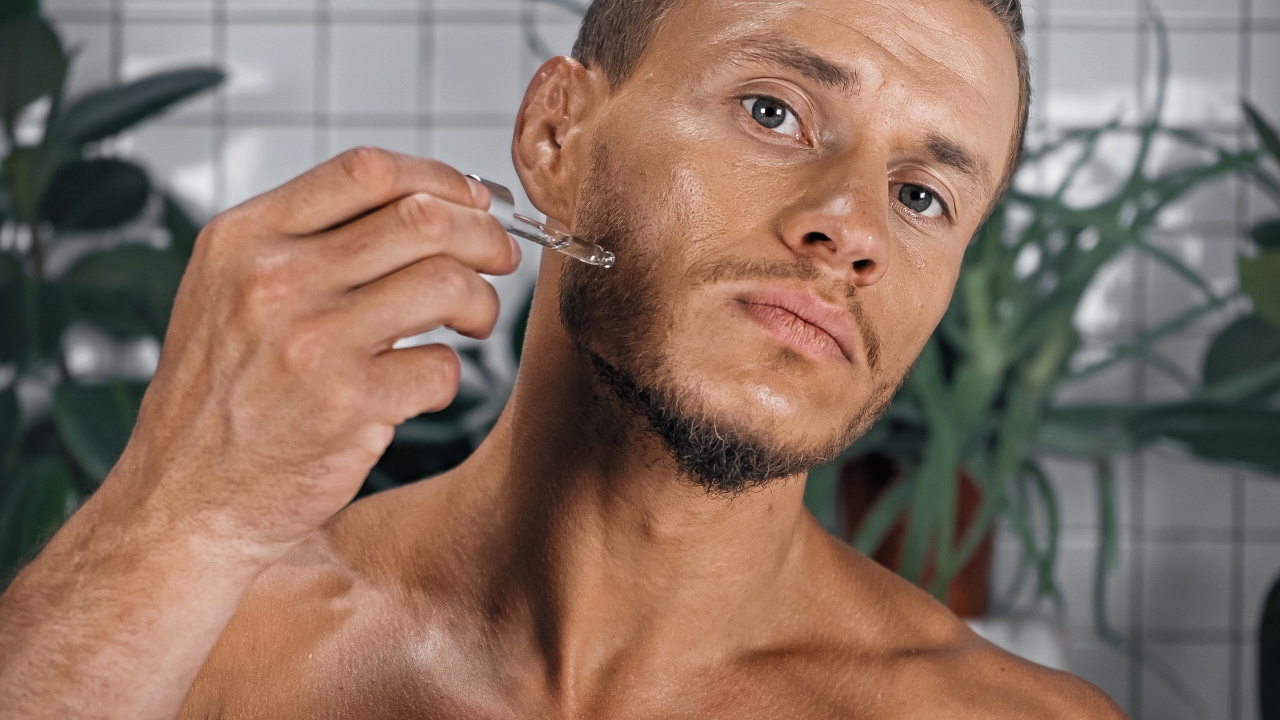 Muškarac nanosi serum sa retinolom tokom večernje nege lica