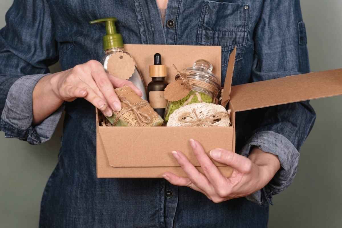 Osoba drži wellness poklon kutiju sa prirodnim proizvodima za negu i opuštanje