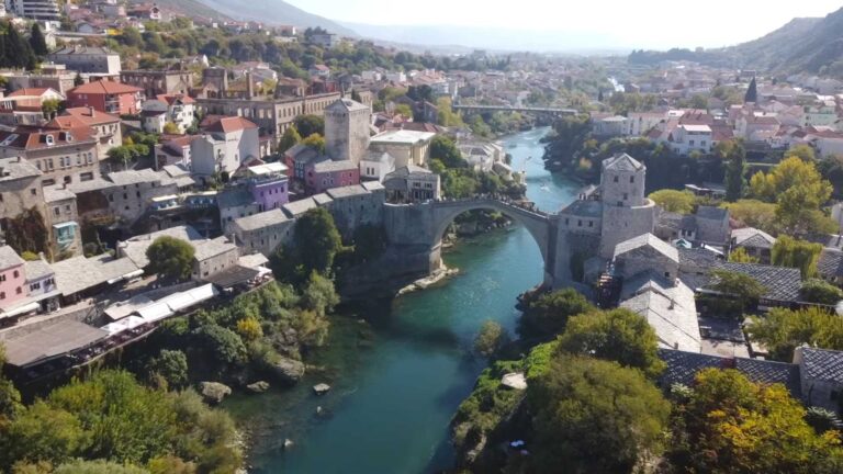 Zračni pogled na Stari most i rijeku Neretvu u Mostaru.