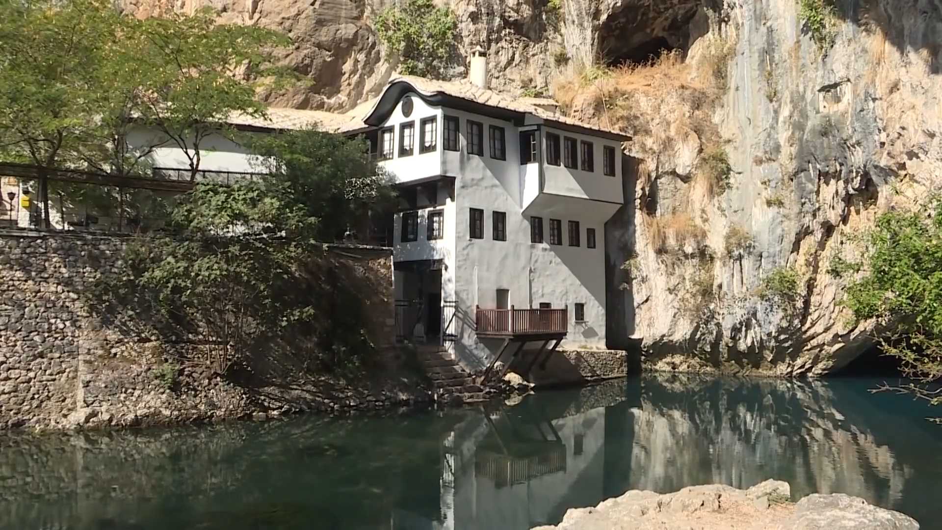 Blagajska tekija se nalazi na izvoru reke Bune ispod strmih stena.